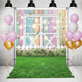 Clôture blanche en verre vert allume la toile de fond de la porte en bois