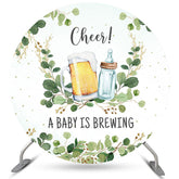 Feuille verte, un bébé prépare une toile de fond ronde pour fête prénatale