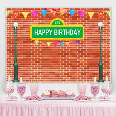 Lampadaire vert et toile de fond de joyeux anniversaire en brique rouge