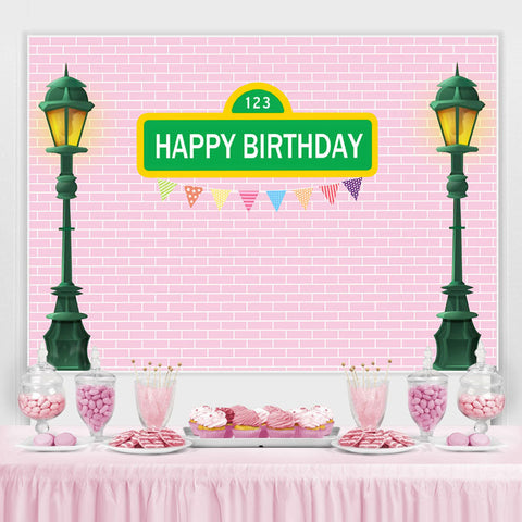 Lampadaire vert avec toile de fond d'anniversaire en brique rose Lampadaire vert avec toile de fond d'anniversaire en brique rose