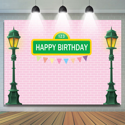 Lampadaire vert avec toile de fond d'anniversaire en brique rose Lampadaire vert avec toile de fond d'anniversaire en brique rose