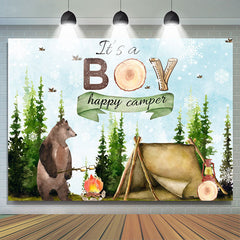 C'est un garçon heureux campeur avec toile de fond de douche de bébé ours