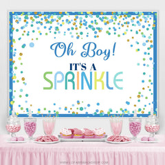 C'est une toile de fond de douche de bébé à pois bleus