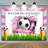 Coup de pied amusant pour célébrer l'anniversaire du football