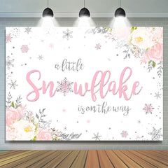 Le petit flocon de neige est sur le chemin de la toile de fond de douche de bébé rose