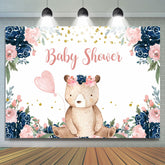 Petit ours en peluche avec toile de fond florale pour baby shower