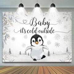 Beau pigeon marchant sur la toile de fond de douche de bébé de neige