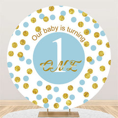 Notre bébé tourne une toile de fond ronde joyeux anniversaire bleu