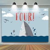Notre petit bébé tourne la toile de fond d'anniversaire de quatre requins