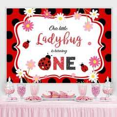 Notre petite coccinelle tourne une toile de fond d'anniversaire de point noir de fleur