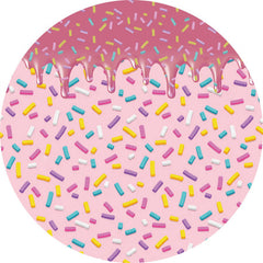 Beignets roses avec fond de cercle de sucre de différentes couleurs