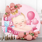 Fille rose avec toile de fond de fête de naissance de cercle de ballon de couronne