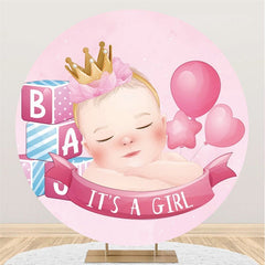 Fille rose avec toile de fond de fête de naissance de cercle de ballon de couronne