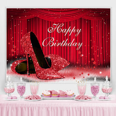 Scène rouge et fond de joyeux anniversaire à paillettes à talons hauts