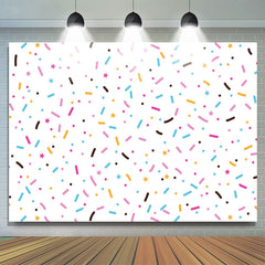 Fond blanc d'¨|toiles de points color¨|s simples pour l'anniversaire