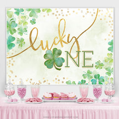 Toile de fond d'un anniversaire chanceux de trèfle vert simple