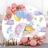 Chat jaune endormi avec fond rond d'espace de ballons