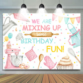 Nous mélangeons une toile de fond amusante d'anniversaire pour les filles