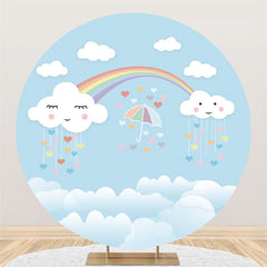 Toile de fond ronde anniversaire arc-en-ciel nuages blancs et bleus