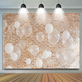 Toile de fond de d¨¦cor de f¨ºte de brique de ballons blancs pour l'anniversaire