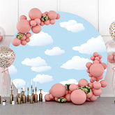 Toile de fond ronde bleue de joyeux anniversaire de nuages blancs pour le garçon