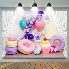 Toile de fond de macaron de beignet de ballon de couleur de rideau blanc