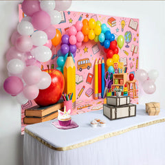 Lofaris. Toile de fond rentrée scolaire rose, ballons et fournitures, décor ludique pour enfants pour studio photo ou fête d'école