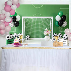 Lofaris Toile de fond anniversaire football terrain vert avec buts et ballons, décor de fête sportive avec trophées et ballons