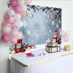 Lofaris Toile de fond de Noël enneigée avec bonhomme de neige, branches de pin et baies rouges, décor hivernal féerique pour studio photo