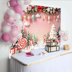 Lofaris Toile de fond de Noël rose pastel avec sapins enneigés, cadeaux et bonbons, féerique pour studio photo et célébrations hivernales