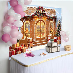 Lofaris Toile de fond de Noël maison en pain d'épices avec sapins enneigés et cadeaux, décor festif pour photographie d'hiver