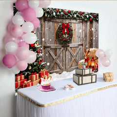 Lofaris Toile de fond de Noël rustique avec porte de grange enneigée et sapin, décor festif avec renne et cadeaux pour studio photo