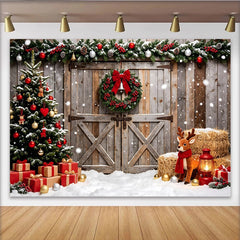 Lofaris Toile de fond de Noël rustique avec porte de grange enneigée et sapin, décor festif avec renne et cadeaux pour studio photo