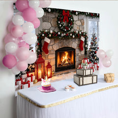 Lofaris Toile de fond de Noël cheminée en pierre avec sapins enneigés et cadeaux, décor festif chaleureux pour séances photo et célébrations