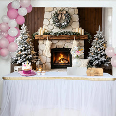 Lofaris Toile de fond de Noël cheminée rustique avec sapins enneigés et chaussettes, magnifique chaleureux pour ambiance de fête hivernale