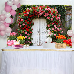 Lofaris. Toile de fond de fête avec arche de roses rouges et roses, porte rustique et jardin fleuri, pour printanières