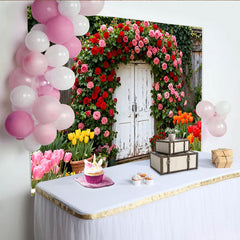 Lofaris. Toile de fond de fête avec arche de roses rouges et roses, porte rustique et jardin fleuri, pour printanières