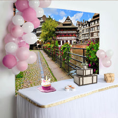 Lofaris Toile de fond de photographie paysage urbain avec maisons à colombages et canal fleuri, arrière-plan de ville européenne