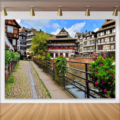 Lofaris Toile de fond de photographie paysage urbain avec maisons à colombages et canal fleuri, arrière-plan de ville européenne