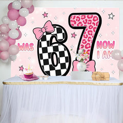 Lofaris Toile de fond pour 67e anniversaire rose avec motifs léopard et carreaux, arrière-plan élégant de fête pour studio photo