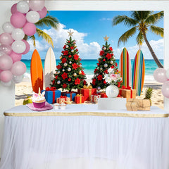 Lofaris Toile de fond de Noël sur la plage avec sapins décorés et cadeaux, arrière-plan tropical palmiers et planches de surf pour photo