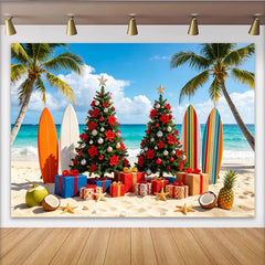 Lofaris Toile de fond de Noël sur la plage avec sapins décorés et cadeaux, arrière-plan tropical palmiers et planches de surf pour photo