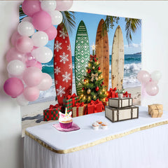 Lofaris Toile de fond de Noël plage tropicale avec planches de surf et sapin, festif avec cadeaux et flocons de neige pour studio photo