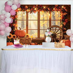 Découvrez Toile de fond automnale avec citrouilles devant la fenêtre, magnifique décor rustique de récolte pour studio photo