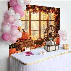 Découvrez Toile de fond automnale avec citrouilles devant la fenêtre, magnifique décor rustique de récolte pour studio photo