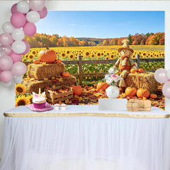 Découvrez Toile de fond automne avec citrouilles et épouvantail, magnifique arrière-plan de récolte pour studio photo