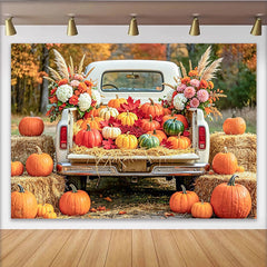 Découvrez Toile de fond paysage automnal avec camion blanc et citrouilles, bel arrière-plan de récolte rustique pour studio photo