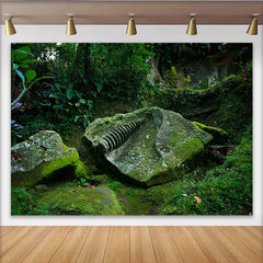Lofaris Toile de fond de photographie roche moussue avec sculpture ancienne, arrière-plan naturel de forêt luxuriante pour portrait