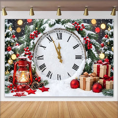 Lofaris Toile de fond du Nouvel An enneigée avec horloge et cadeaux, magnifique décor de fête hivernal avec branches de pin pour studio photo