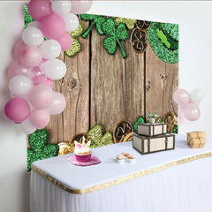 Lofaris Toile de fond Saint-Patrick en bois avec trèfles et pièces d'or, arrière-plan festif pour célébration et photographie